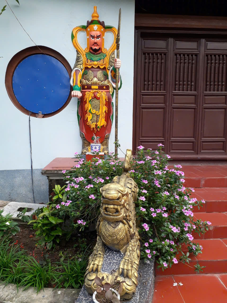 ượng hộ pháp xi măng không chỉ có giá trị nghệ thuật mà còn mang ý nghĩa bảo hộ, giữ gìn sự tôn nghiêm cho các công trình tâm linh.