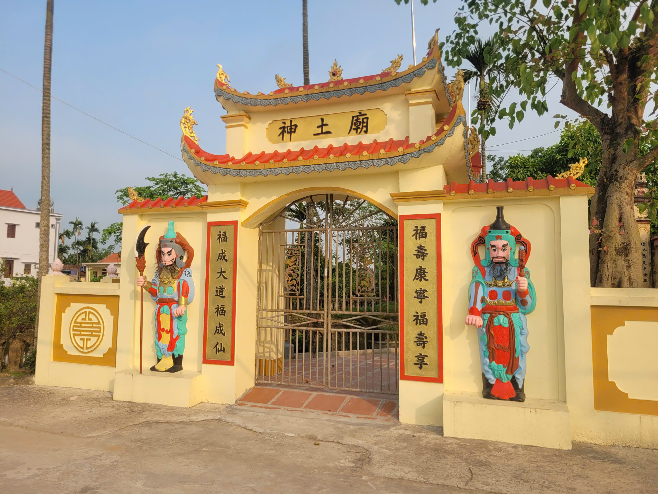 Tượng hộ pháp xi măng không chỉ có giá trị nghệ thuật mà còn mang ý nghĩa bảo hộ, giữ gìn sự tôn nghiêm cho các công trình tâm linh.