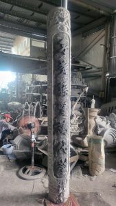 Câu đối tròn xi măng được sản xuất tại Mỹ Thuật Tuấn Anh với hoa văn sắc nét, độ bền cao và phù hợp với nhiều công trình tâm linh.