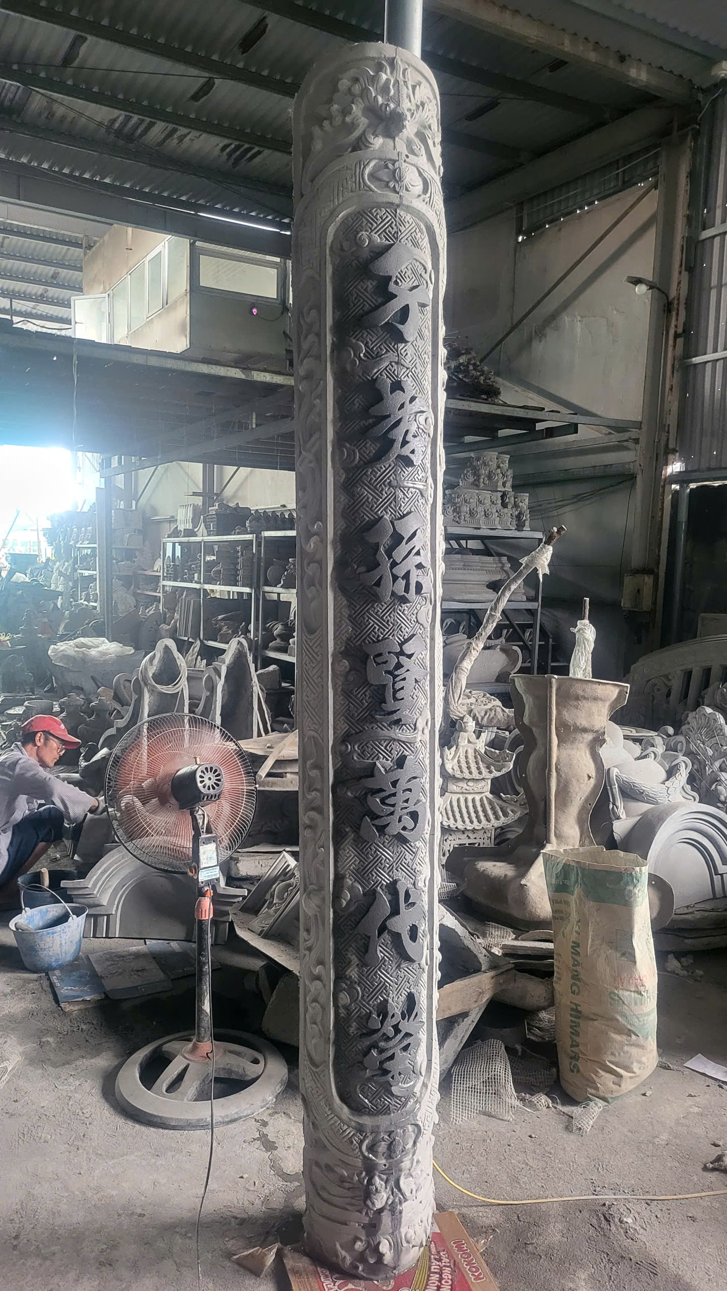 Câu đối tròn xi măng được sản xuất tại Mỹ Thuật Tuấn Anh với hoa văn sắc nét, độ bền cao và phù hợp với nhiều công trình tâm linh.