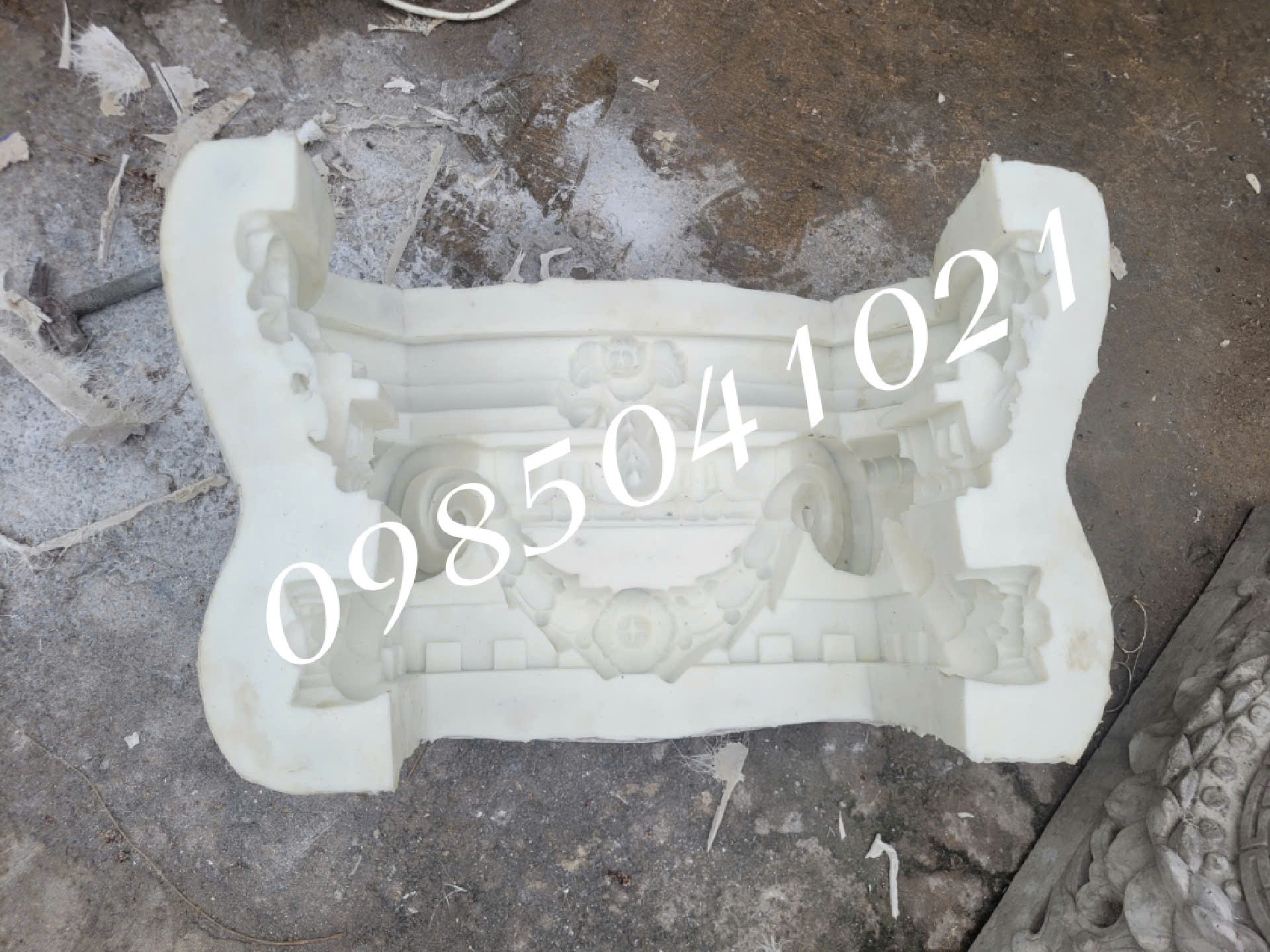 Khuôn silicon đầu cột xi măng chất lượng cao do Mỹ Thuật Tuấn Anh trực tiếp sản xuất, sử dụng silicon đàn hồi tốt, bền, dễ tháo khuôn và cho thành phẩm hoa văn xi măng sắc nét, đồng đều.
