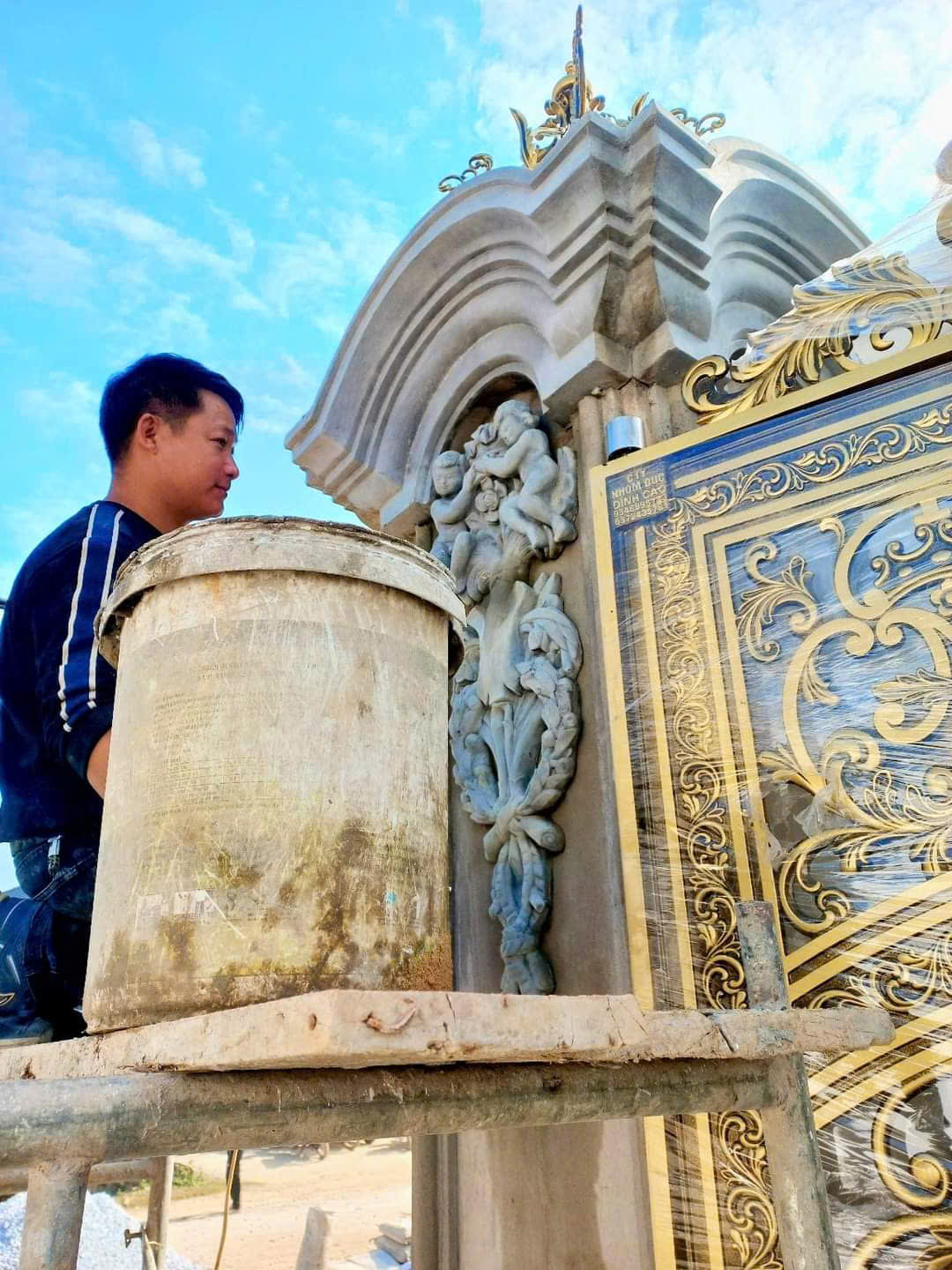 trụ cổng phù điêu